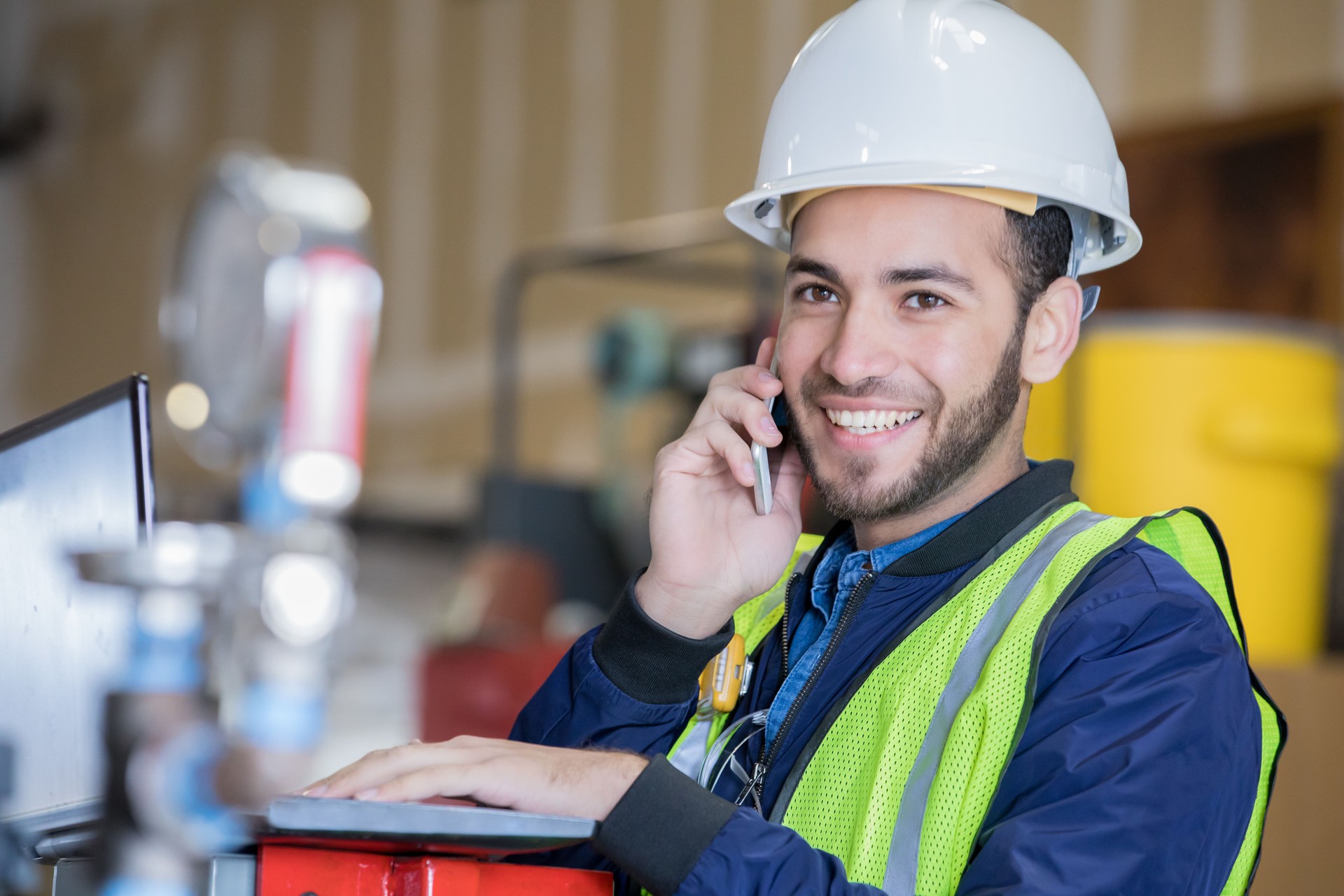 Ingeniero de tecnología trabajando en lugar de trabajo de tubería de industria de petróleo y gas.