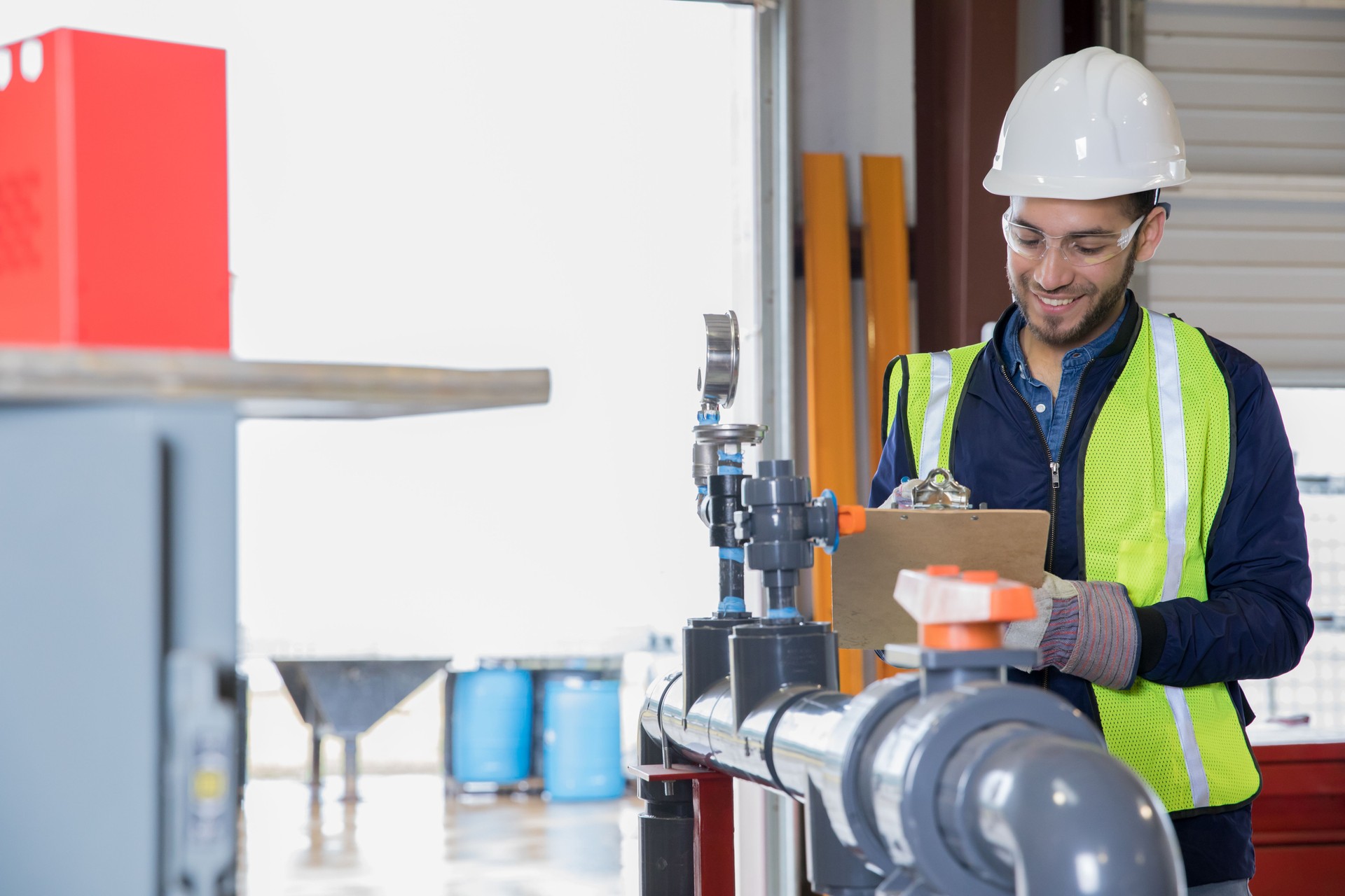 Ingeniero de inspección de equipos de petróleo y gas en el lugar de trabajo de tubería